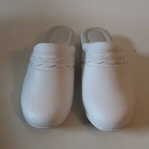 NWT Womens 24 Hour Comfort White CF-240 Faux Leather Mule Clogs 12W *